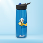 La botella de agua CamelBak Eddy® ilustrada de Pictonemi descansa sobre una superficie azul claro cristalino, resaltando su diseño claro y la calidad de sus materiales.