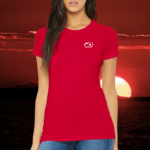 Modelo femenina luciendo la Playera Premium ajuste femenino Pictonemi Clásico COLOR ROJO en un entorno casual.