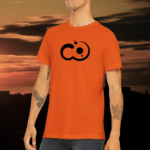 Playera Pictonemi Clásico Naranja - Modelo Masculino en Atardecer Urbano