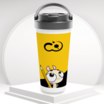 Taza de viaje Pictonemi Clásico sobre base de presentación, mostrando su diseño elegante y funcional