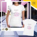 La playera “Origin – Sketch Pastelle” del Fan Club se muestra en dos versiones: con y sin modelo, en uso en exteriores, destacando su estilo y versatilidad.