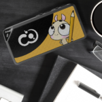 bocina Bluetooth para artistas Bocina Bluetooth Jabba para artistas: Disfruta de un sonido excepcional mientras trabajas Sumérgete en un mundo de sonidos vibrantes y potentes con la Bocina Bluetooth Jabba para artistas Pictonemi Clásico. Diseñada pensando en los artistas modernos, esta bocina combina calidad y estilo en un dispositivo compacto y versátil que elevará tu experiencia auditiva a otro nivel. ¿Qué hace que la Bocina Bluetooth Jabba sea la elección preferida de los artistas? Su sonido excepcional y su diseño elegante son solo el comienzo. Con tecnología Bluetooth de última generación, esta bocina te permite disfrutar de tu música favorita de forma inalámbrica desde cualquier dispositivo compatible. Conecta tu teléfono, tablet o computadora y deja que los ritmos envolventes llenen el ambiente mientras te sumerges en tu trabajo creativo. Ya sea que estés pintando, dibujando, escribiendo o simplemente buscando inspiración, la Bocina Bluetooth Jabba para artistas Pictonemi Clásico te brinda la banda sonora perfecta para tus momentos de creatividad. Su potente sonido envolvente te sumerge en cada nota, resaltando cada detalle de tus canciones favoritas y proporcionando una experiencia auditiva inigualable. Esta bocina está diseñada para adaptarse a tu estilo de vida creativo. Su tamaño compacto y diseño elegante la hacen perfecta para colocarla en tu escritorio junto a tus materiales de oficina. La Bocina Bluetooth Jabba para artistas Pictonemi Clásico se convierte en una verdadera pieza de arte visual, complementando tu espacio de trabajo con su estética moderna y sofisticada. Además, la Bocina Bluetooth Jabba es increíblemente fácil de usar. Con controles intuitivos y funcionales, puedes ajustar el volumen, cambiar de pista y pausar la reproducción con solo tocar un botón. Su batería de larga duración te permite disfrutar de horas de música sin interrupciones, para que puedas sumergirte en tu creatividad sin preocuparte por quedarte sin energía.