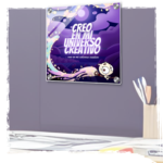 Imagen de la placa para estudio de arte Origin – Pastelle colgada en un estudio de arte, rodeada de pinceladas blancas que resaltan su propósito artístico