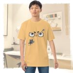 Modelo joven demostrando su talento artístico en el estudio con la Playera Premium para Artistas Splash Paint