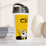 Taza de viaje Pictonemi Clásico siendo utilizada en una galería iluminada, destacando su versatilidad y estilo artístico.