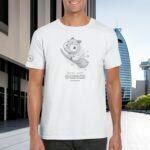 Modelo masculino joven luciendo la playera Origin - Sketch Byncho en la ciudad