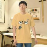 Modelo joven demostrando su talento artístico en el estudio con la Playera Premium para Artistas Splash Paint