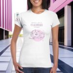 La modelo luce la playera “Origin – Sketch Pastelle” del Fan Club en una ciudad, resaltando su estilo casual urbano y moderno mientras destaca entre la gente.