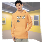 Modelo joven delgado luciendo la sudadera Splash Paint amarilla con diseño de Wachi y manchas de pintura en escala de grises.