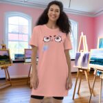 Modelo femenina en su estudio de arte, vistiendo el Playera-Vestido Eco para Mujeres, un lienzo en movimiento lleno de creatividad y expresión artística