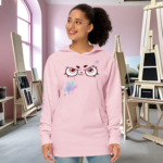 Modelo femenina llevando la sudadera Splash Paint rosa en un estudio de arte, destacando su diseño creativo y su conexión con la comunidad artística.