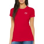 Playera Premium Ajuste Femenino Pictonemi Clásico - Modelo Joven Vistiendo la Playera en Color Rojo