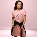 Modelo femenina luciendo el Playera-Vestido Eco y una sudadera a la cintura, creando un outfit urbano creativo y moderno para artistas con estilo