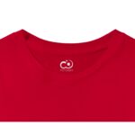 Detalle de cuello y logo de la Playera Premium ajuste femenino Pictonemi Clásico roja - Calidad y sofisticación en cada detalle.