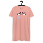 Playera-Vestido Eco para mujer sobre una percha, destacando su corte holgado y su comodidad excepcional