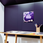 Imagen de la placa para estudio de arte Origin – Pastelle colgada sobre un estudio, añadiendo un toque de personalidad y corazón al ambiente creativo