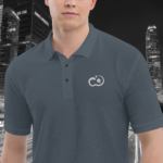 El modelo luce el Polo Premium para hombre Pictonemi Clásico en color gris en un entorno urbano, mostrando un estilo moderno y sofisticado.