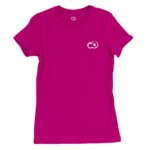 Playera Premium ajuste femenino Pictonemi Clásico en color rosa fresa sobre superficie plana - Detalles sutiles y calidad excepcional.