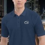 El modelo luce el Polo Premium para hombre Pictonemi Clásico en color navy azul en un entorno urbano, mostrando un estilo moderno y casual.