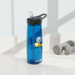 Botella de agua CamelBak Eddy® ilustrada de Pictonemi en un entorno de ejercicio, promoviendo la salud y el bienestar de los artistas.