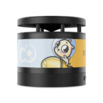 Imagen de la bocina Bluetooth con base de carga inalámbrica, mostrada desde un ángulo alternativo