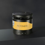 Imagen de la bocina Bluetooth con base de carga inalámbrica, mostrada desde el frente y ligeramente elevada sobre un fondo negro elegante