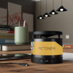 Imagen de la bocina Bluetooth en una galería de arte, rodeada de materiales artísticos y reproduciendo música de alta calidad mientras el artista se enfoca en su obra