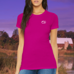 Modelo femenina luciendo la Playera Premium ajuste femenino Pictonemi Clásico COLOR ROSA FRESA en un entorno casual.