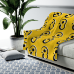 Manta de terciopelo Pictonemi en un entorno artístico - Comodidad y estilo en tu espacio creativo