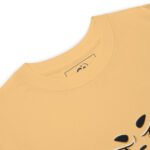 Acercamiento al cuello de la Playera Premium para Artistas Splash Paint, destacando los detalles de alta calidad en la impresión, las costuras y el tejido