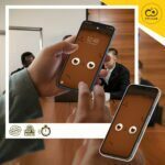 Fondo de pantalla de Wachi, el perro chihuahua, conmemorando el Día Internacional del Chocolate con una adorable carita de chocolate parpadeante.