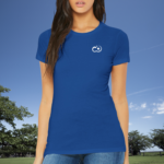 Modelo femenina luciendo la Playera Premium ajuste femenino Pictonemi Clásico COLOR AZUL ROYAL en un entorno casual.