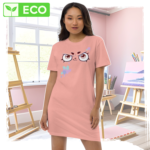 Modelo vistiendo la Playera Vestido Splash Paint ECO en su estudio de arte, con el distintivo 'ECO' y un borde de pinceladas blancas