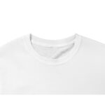 Acercamiento al cuello anterior de la playera Origin - Sketch Byncho para apreciar la calidad de las costuras y el tejido