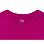 Detalle de cuello y logo de la Playera Premium ajuste femenino Pictonemi Clásico COLOR ROSA - Calidad y sofisticación en cada detalle.