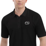 Acercamiento a los detalles del Polo Premium para hombre Pictonemi Clásico en color negro, mostrando las costuras, botones y bordado.