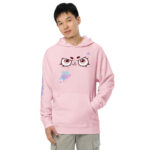 Modelo masculino mostrando la sudadera Splash Paint rosa, una prenda unisex que permite expresar tu estilo y creatividad.