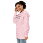 Modelo femenina girada de lado para mostrar la sudadera Splash Paint rosa en todo su esplendor y detalle.